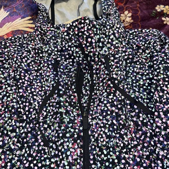 Lululemon SEAWHEEZE Horizon Runners Cape M/L Hooded Reflective Rainbow Jacket - Picture 4 of 15